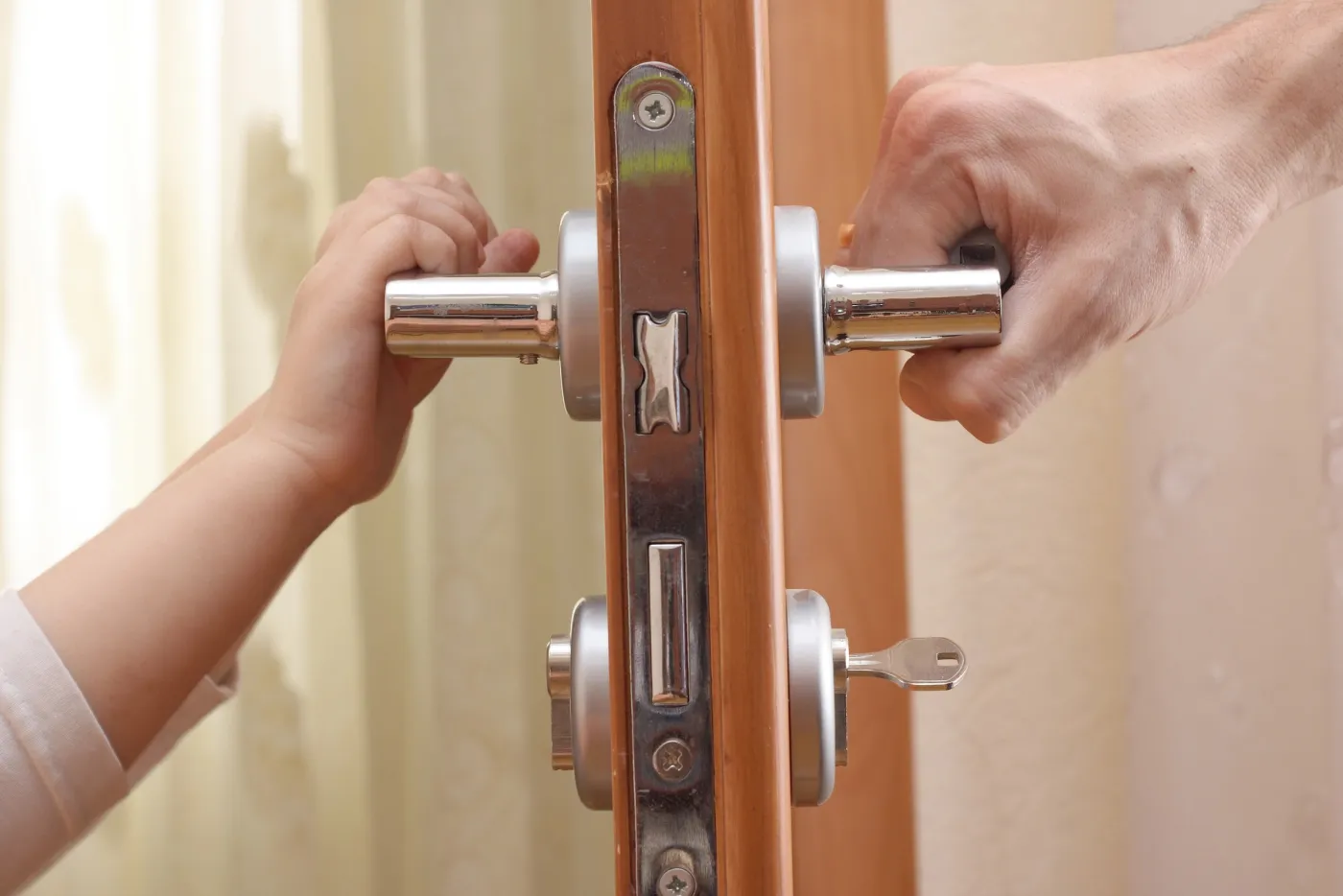 Changement d'une serrure sur une porte d'appartement dans le 13e arrondissement de Paris
