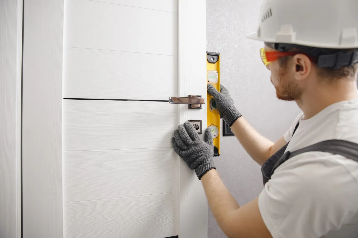 Pose précise d'une serrure sur une porte moderne d'appartement à Paris 13e